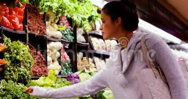 妇女购买有机种叶菜